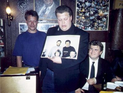 Som en del af beretningen indleder Præsidenten en her-er-dit-liv-historie om den afgående indtægtsadministrator
