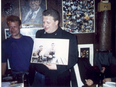 Her billedet, der dokumenterer, at Schumann har flere hår på brystet end andre har i r....
