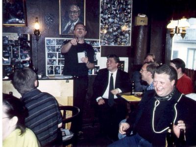 Indtægtsadministratoren indleder traditionen tro regnskabsfremlæggelsen med at give en omgang
