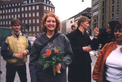Den nykårede Indtægtsadministrator Helene Jensen med blomster
