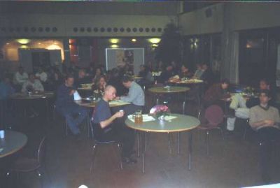 Et kig ned igennem til salen
