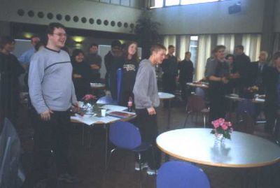 Deltagerne er kommet op af stolene
