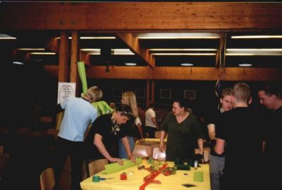 Deltagerne kaster sig ivrigt ud i oppyntningen
