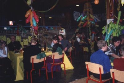 Et kig ud over de festpyntede deltagere
