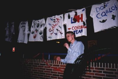 David styrer aftens auktion over T-shirtsene
