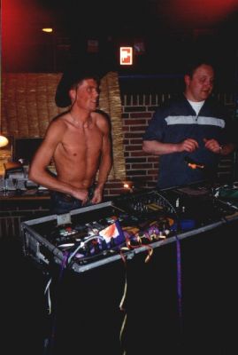 Stig og Jakob styrer diskoteket (topløs)
