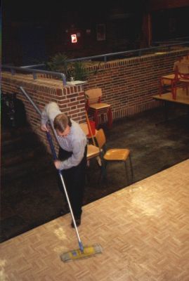 Imens Casper stadig skurer gulv
