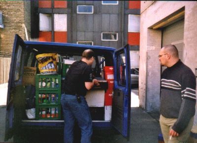 Steen er i fuld gang med pakningen, mens Pandersen hjælper til
