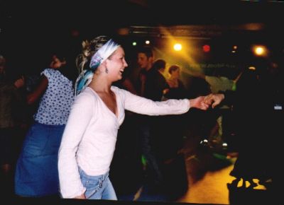 Det tager deltagerne sig ikke af, der er fuld gang på dansegulvet
