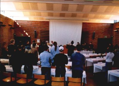 Og får stående klapsalver fra de øvrige deltagere
