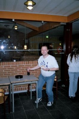 Steen V udfører en lille dans mens han spiser
