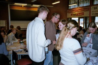 Så er der mad, både Mathias og Astrid er klar ved sandwichene

