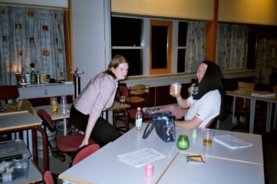 Så er deltagerne gået til møde, og Helene og Folket er klar ved øl-anlægget
