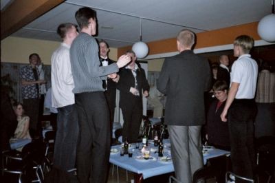 Så er middagen startet, hvilket folk straks fejrer med at stille sig op på stolene
