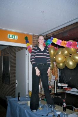 Imens Karen bogstavelig talt har fod på baren
