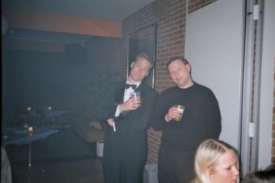 Folket og Steen V har taget pladsen for enden af baren
