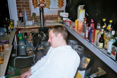 Mens Kaufmann har taget plads i baren
