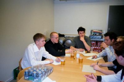 Det er blevet tid til undervisermøde, de skal også have en lille en
