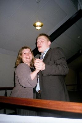 Hvilket straks må fejres med en dans
