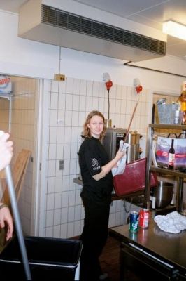 Karen er kommet i køkkenet
