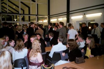 Det er ved at være tid til fest og Shawn er i gang med at sælge deltagerne
