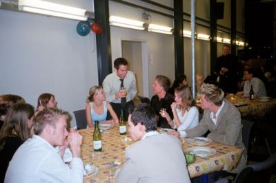 Morten Kruse prøver at charmere sig ind på deltagerne
