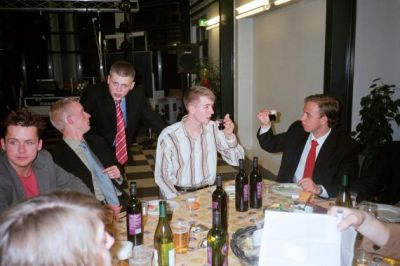 Flaskerne er kommet på bordet, her blandt andet Jæger, W, Dixen og Mathias
