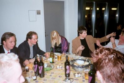 Stine er faldet i søvn, mens der ventes på hovedretten.....
