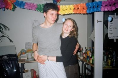 I baren har Karen scoret et HB medlem med kjole
