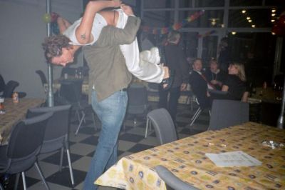 Den første deltager bliver båret ud
