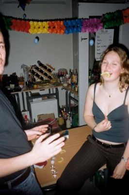 Karen gør sig klar til body Tequila
