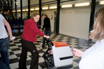 Og de store maskiner er kommet frem, her med Karen som chauffør
