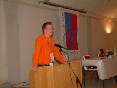 Formanden Anders er klar til at åbne mødet i sin nye diskrete skjorte
