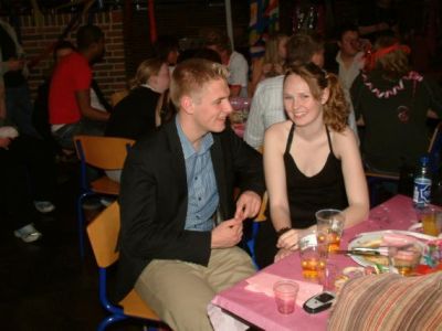 Mathias Brodersen har fået lokket PG'er Karen ned til sit bord
