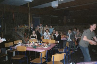 Den sidste gruppes fremførsel af "Indianer" får vores tysker til at gå helt amok på dansegulvet
