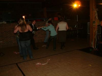 Konkurrencen er slut og dansegulvet er åbent for normale personer... Dan starter festen med fru Kaufmann
