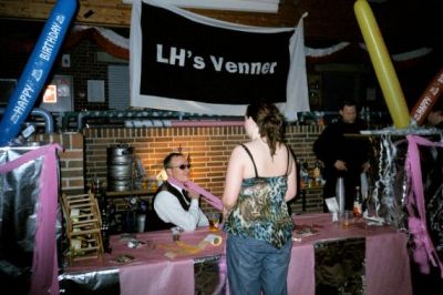 Og folket passer baren
