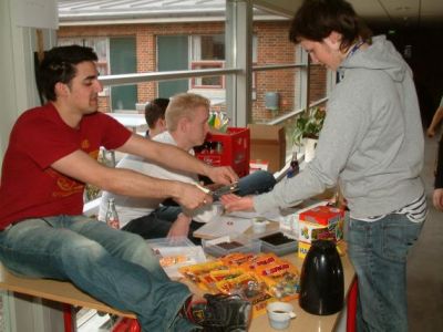 Sek-lederen Shawn arbejder hårdt, her er han i gang med at klippe tivolistænger i stykker for en deltager...
