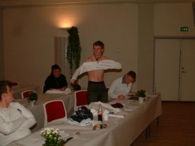 Hvilket får Riber til at straks at smide tøjet....
