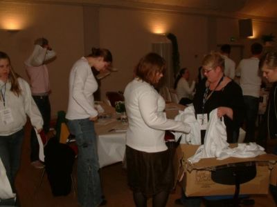 Året T-shirt bliver uddelt
