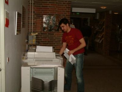 Shawn laver istedet ged i kopimaskinen
