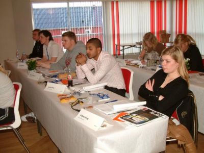 Som dog hurtigt er tilbage i salen, sammen med blandt andet Katrine Krog
