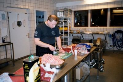 Vel ankommet til Nyborg, er Steen i gang med maden til fredag aften
