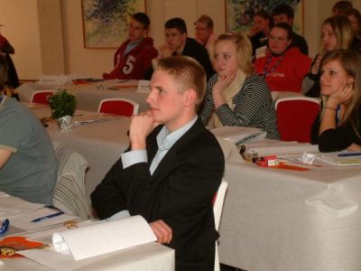 Mathias fra FU lytter opmærksomt til indlæggene
