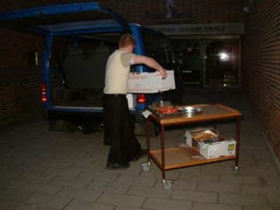 Imens er Dixen i gang med at køre resterne af maden væk til det nærliggende Kommune Kemi
