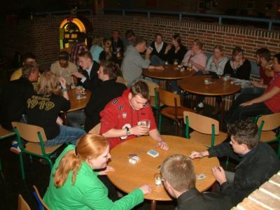 Et lille kig ud over salen, med aftens underholdning - jukeboksen - i baggrunden
