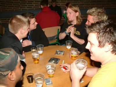 Mathias og Kristian lytter spændt til røsten fra de menige deltagere
