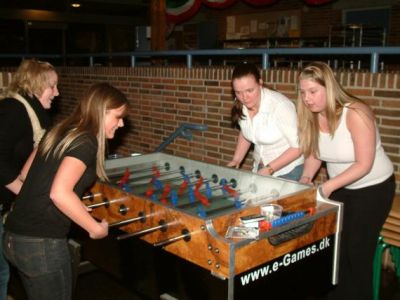 Ingen vil feste med pigerne fra før, så de er gået til fodbold i stedet
