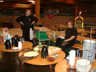 Samme sal, bare næste morgen, Steen og Mønsted er klar med morgenmaden
