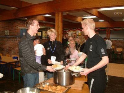 Nørvig morer sig gevaldigt over at se Steen W med forklæde
